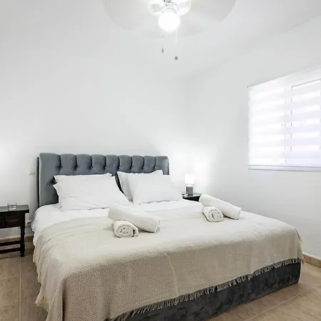 Family In The Centre Of Lejlighed *